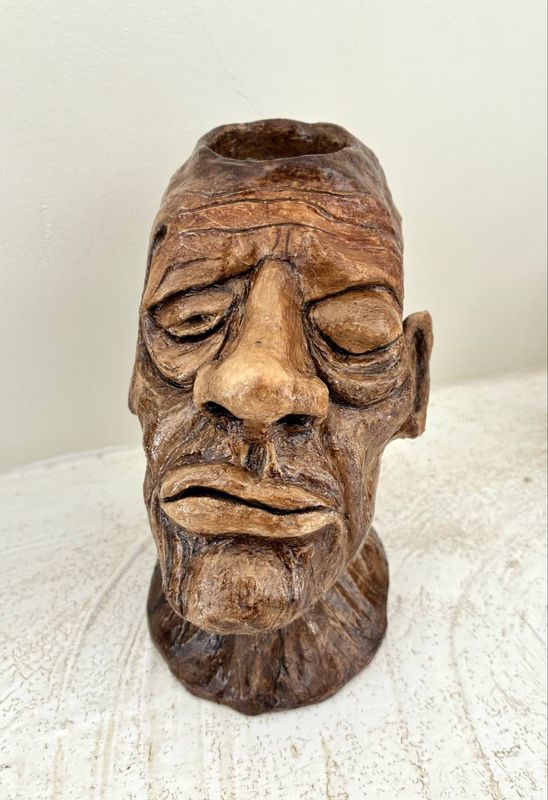 "Sculpture argile de 16cm de haut et 13 de large.  Patine pigments naturels, vernis. peu servir de porte bougie.  "Skitsen"