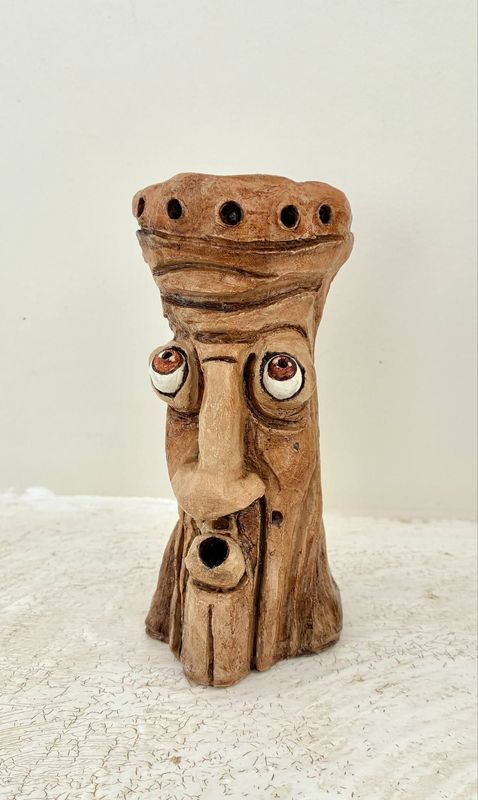 Sculpture argile de 14cm de haut. Patine pigments naturels, vernis... peu servir de porte bougie. Skitsen"