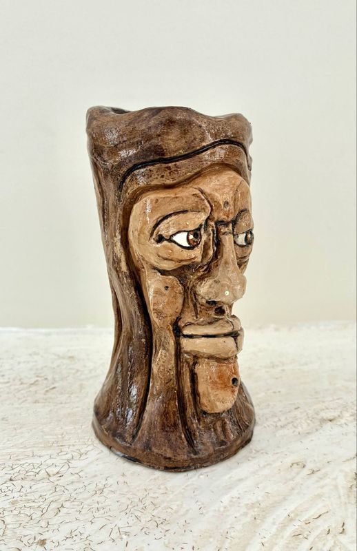 Sculpture argile de 13,5cm de haut. Patine pigments naturels, vernis... peu servir de porte bougie... "Skitsen".