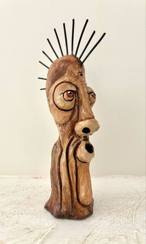 Sculpture à la crète... 22 cm de haut... argile pigments naturels, vernis... Skitsen"