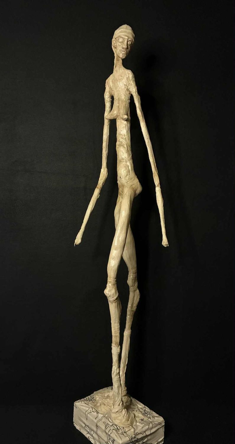 "Grande sculpture de 106cm" de haut. Sur support bois, structure métal à béton et argile, patine pigments naturels, vernis.... "Skitsen"