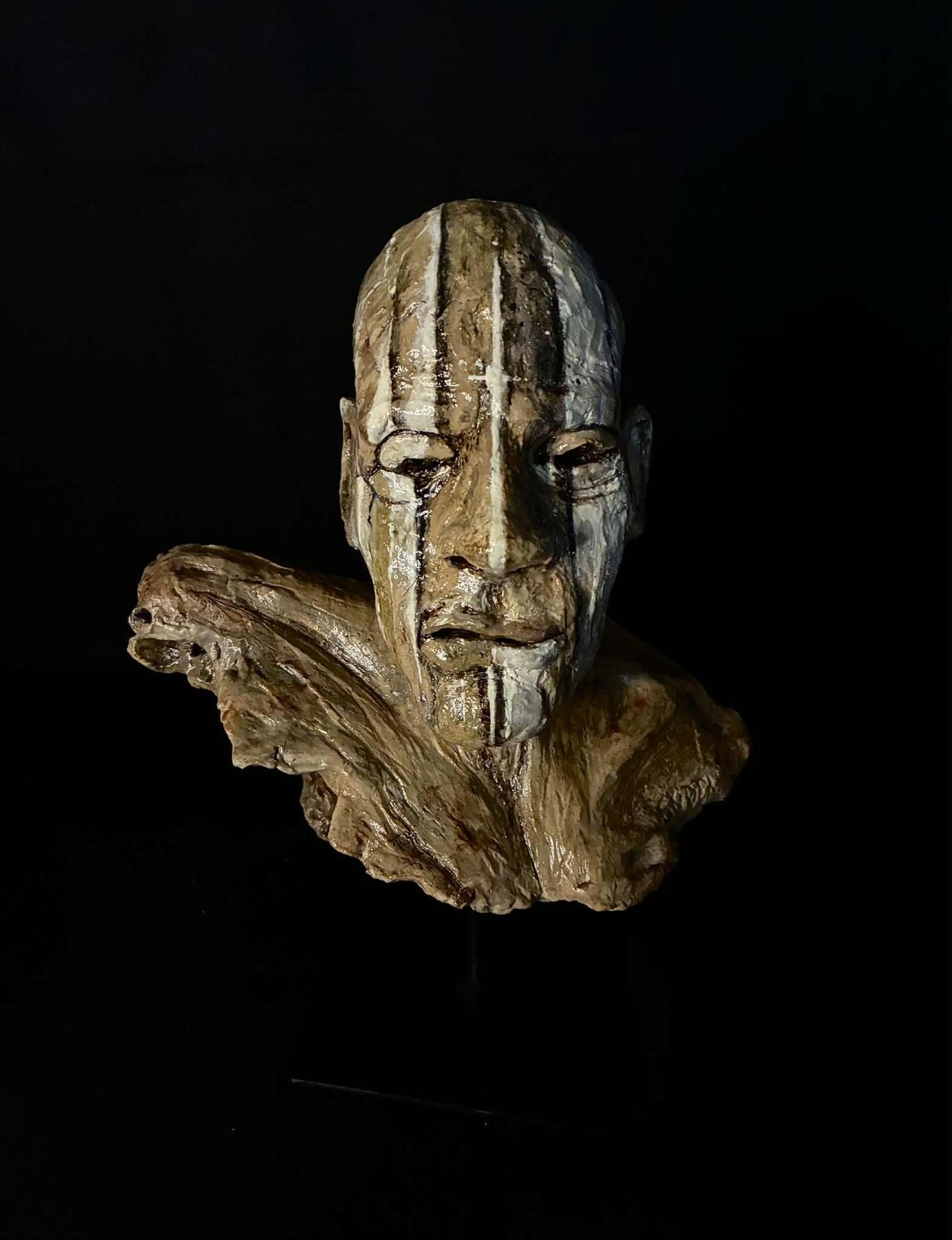 "Homme du monde" Sculpture argile de 35cm de haut. Sur support métallique. Argile, patine pigments naturels, encre chine. Vernis. "Skitsen".