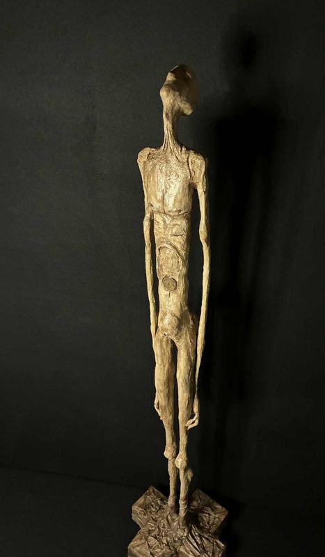 "Le gardien". Sculpture argile de 160cm de haut. Sur support bois, structure métal à béton, argile, résines, patine pigments naturels, vernis...