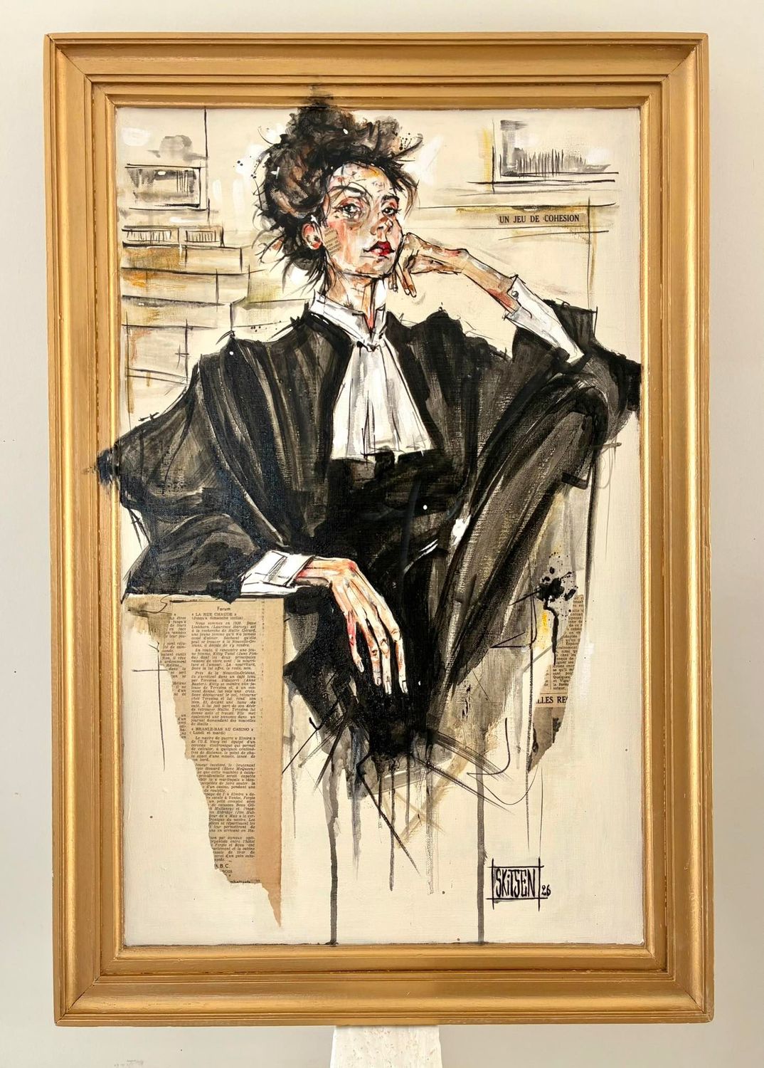 "Présence". Sur une toile châssis lin cloutée avec cadre bois doré. 68x45,5cm avec cadre. Acrylique, fusains, pastels, encres, collage vieilles pages. "Skitsen"