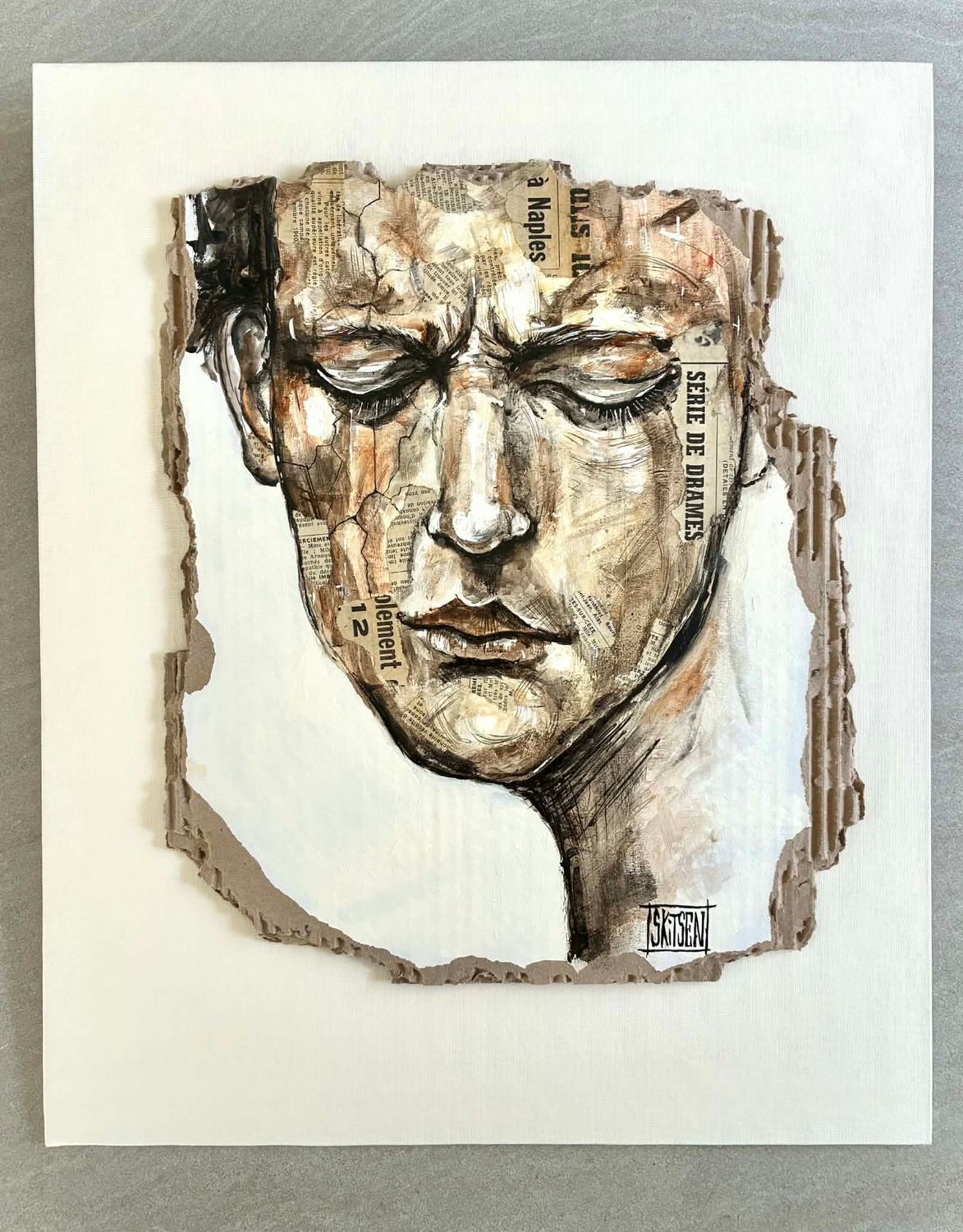 "Instant suspendu". Sur carton plaqué sur un fond de toile encollée. 46x38cm. Acrylique, pastels, encres, quelques collages de vieilles pages journal 1964. "Skitsen"