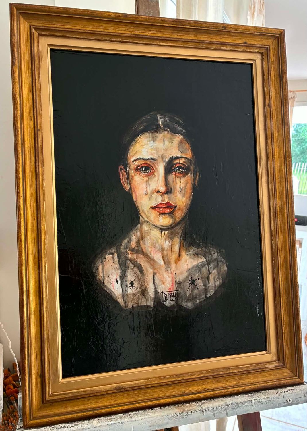 "La jeune femme...(en demi clair-obscur). Peinture sur bois, avec cadre couleur Or de 66x48cm encadrement inclus. Acrylique, huile, pastels, encre de chine... vernis. "Skitsen"