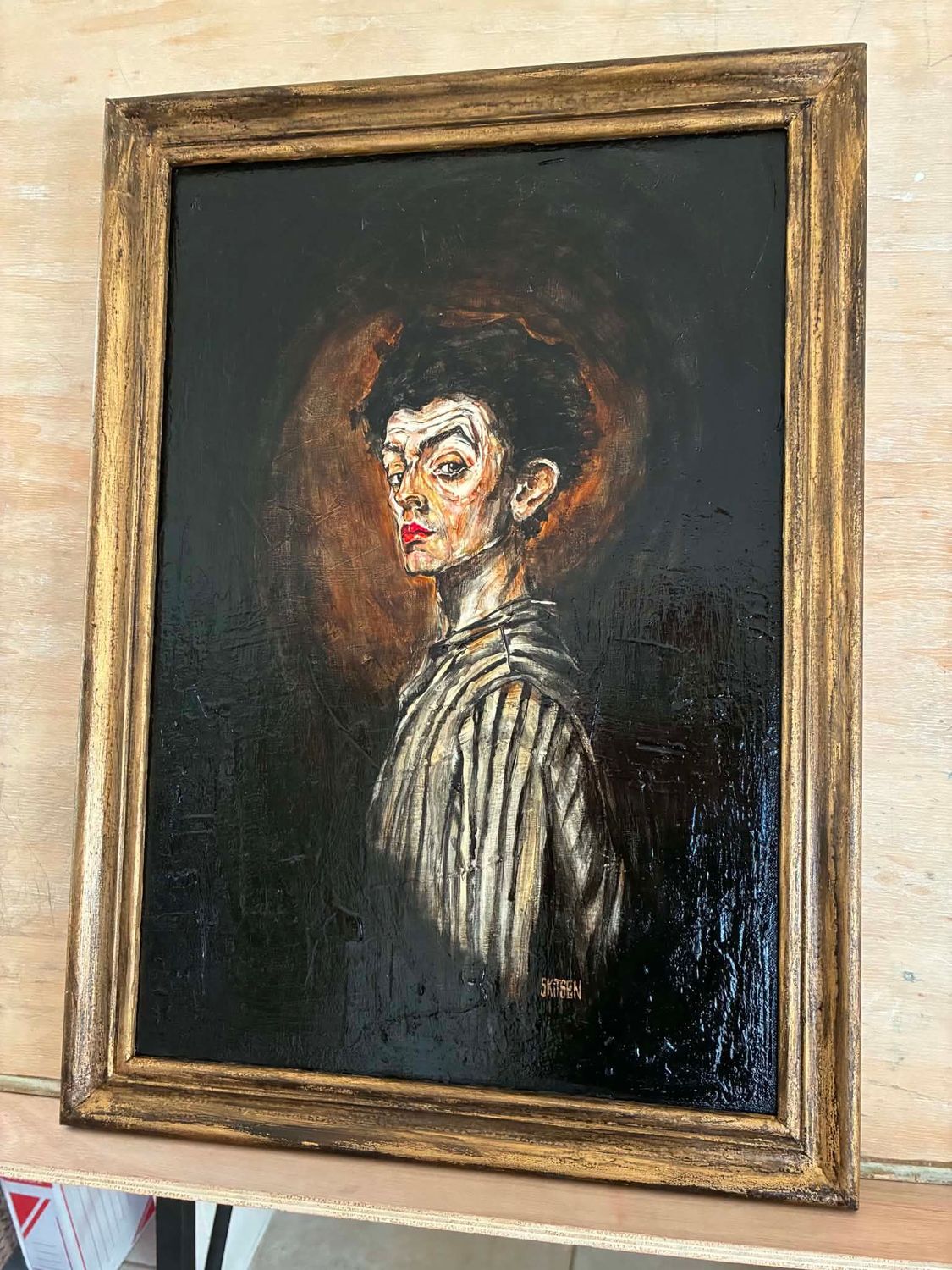 "L'homme à la chemise rayée". Sur une toile châssis lin et encadrement inclus retravaillé. 62x45cm avec le cadre. Technique mixte, pastels, acrylique, fusains, encres...vernis. "Skitsen"