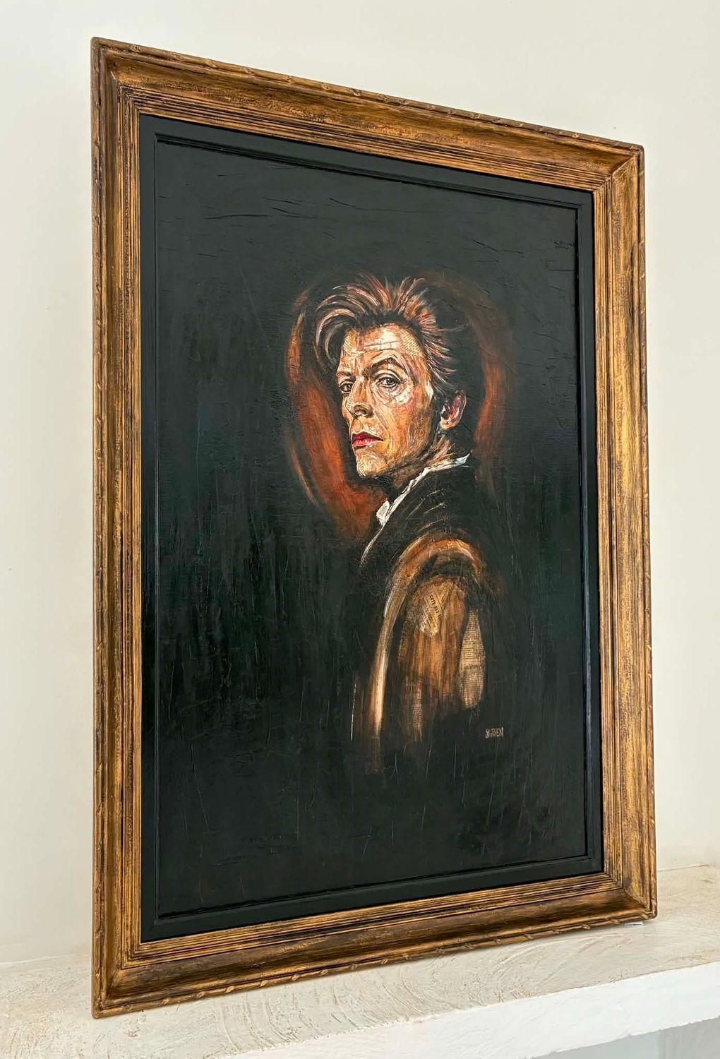 "David Bowie en Clair Obscur" Sur une grande toile châssis lin ancienne et encadrement bois retravaillé en or et noir. Huile, acrylique, pastels, encres... vernis. "Skitsen".