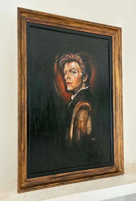 "David Bowie en Clair Obscur" Sur une grande toile châssis lin ancienne et encadrement bois retravaillé en or et noir. Huile, acrylique, pastels, encres... vernis. "Skitsen".