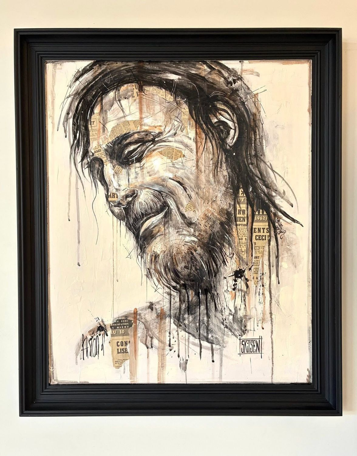 "Le sourire"..! Peinture sur bois avec encadrement bois peint en noir. 68,5x57,5cm cadre inclus. Acrylique, pastels, encres, quelques collages anciens. "Skitsen"