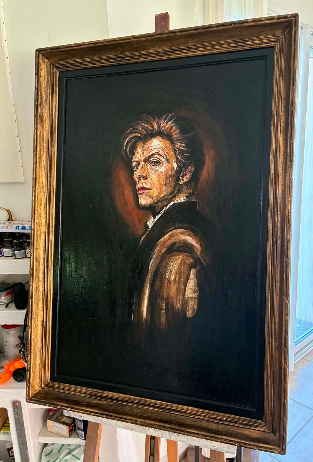 "David Bowie en Clair Obscur" Sur une grande toile châssis lin ancienne et encadrement bois retravaillé en or et noir. 106,5cmx76,5cm Huile, acrylique, pastels, encres... vernis. "Skitsen".