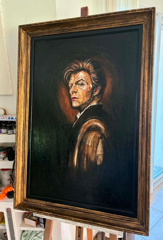 "David Bowie en Clair Obscur" Sur une grande toile châssis lin ancienne et encadrement bois retravaillé en or et noir. 106,5cmx76,5cm Huile, acrylique, pastels, encres... vernis. "Skitsen".