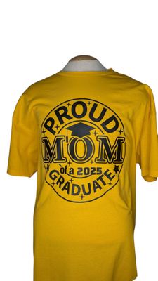 Proud Mom 2025 Graduate Tee&#39;s
