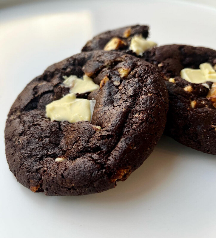 Chocolate Cookies with white chocolate chips (box of 3pc) 