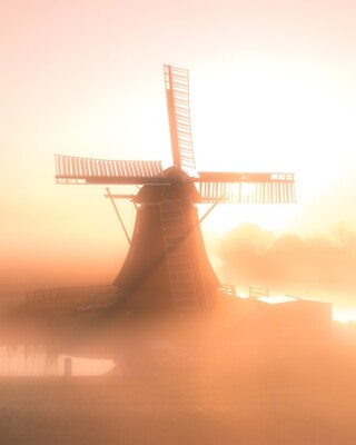 Windmolen in de mist