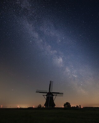 Molen tijdens een heldere nacht