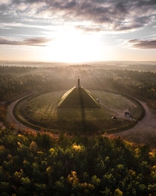 Pyramide van Austerlitz in de ochtend