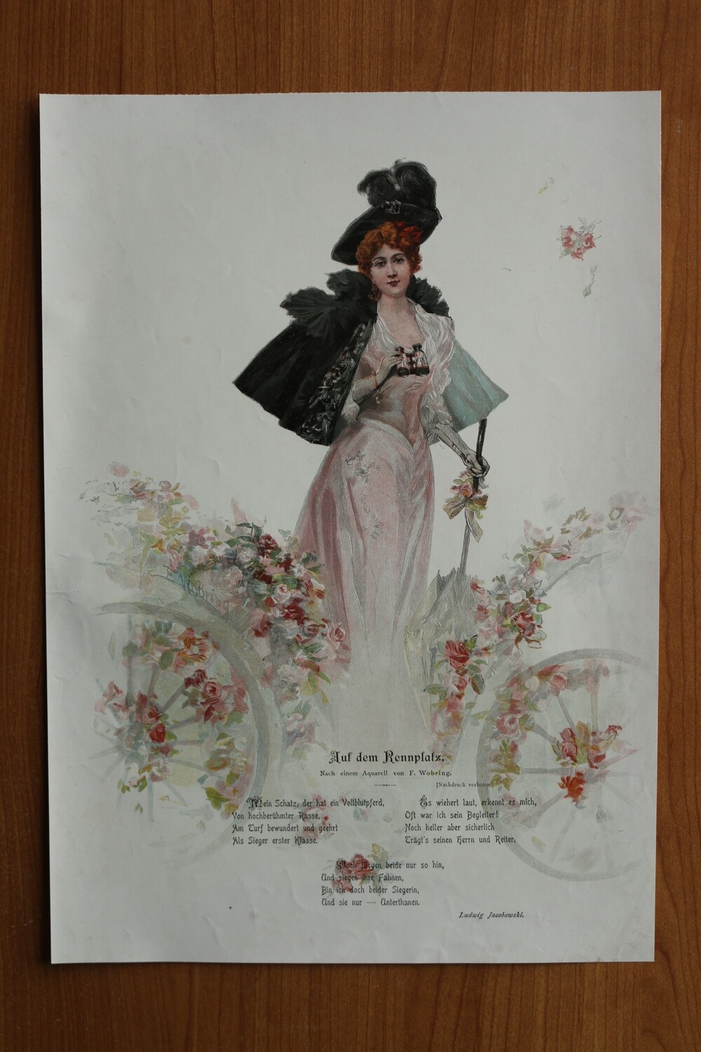 Farb Holzstich nach F Wobring 1890-1910 auf dem Rennplatz Frau Kleid Mode mit Gedicht von Ludwig Jacobowski 25,5 x 36 cm