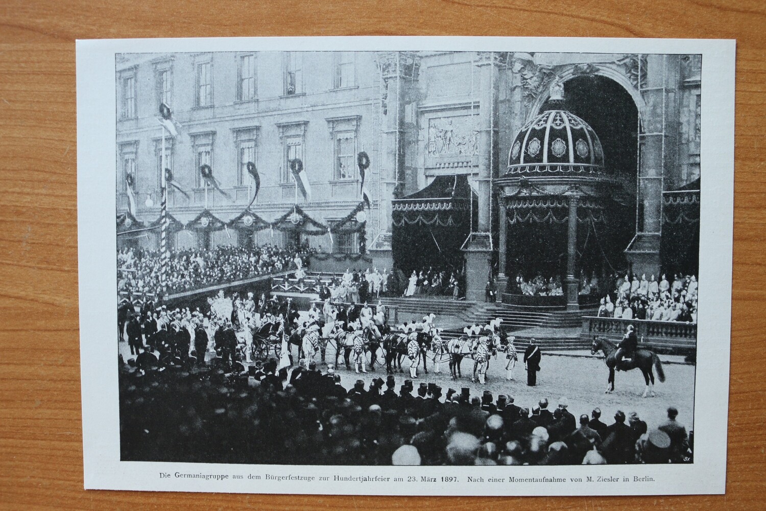 Kust Druck 1890-1910 Hunertjahrfeier 1897 Berlin Festzug Germaniagruppe Bürgerfestzug 23,5 x 16,5 cm