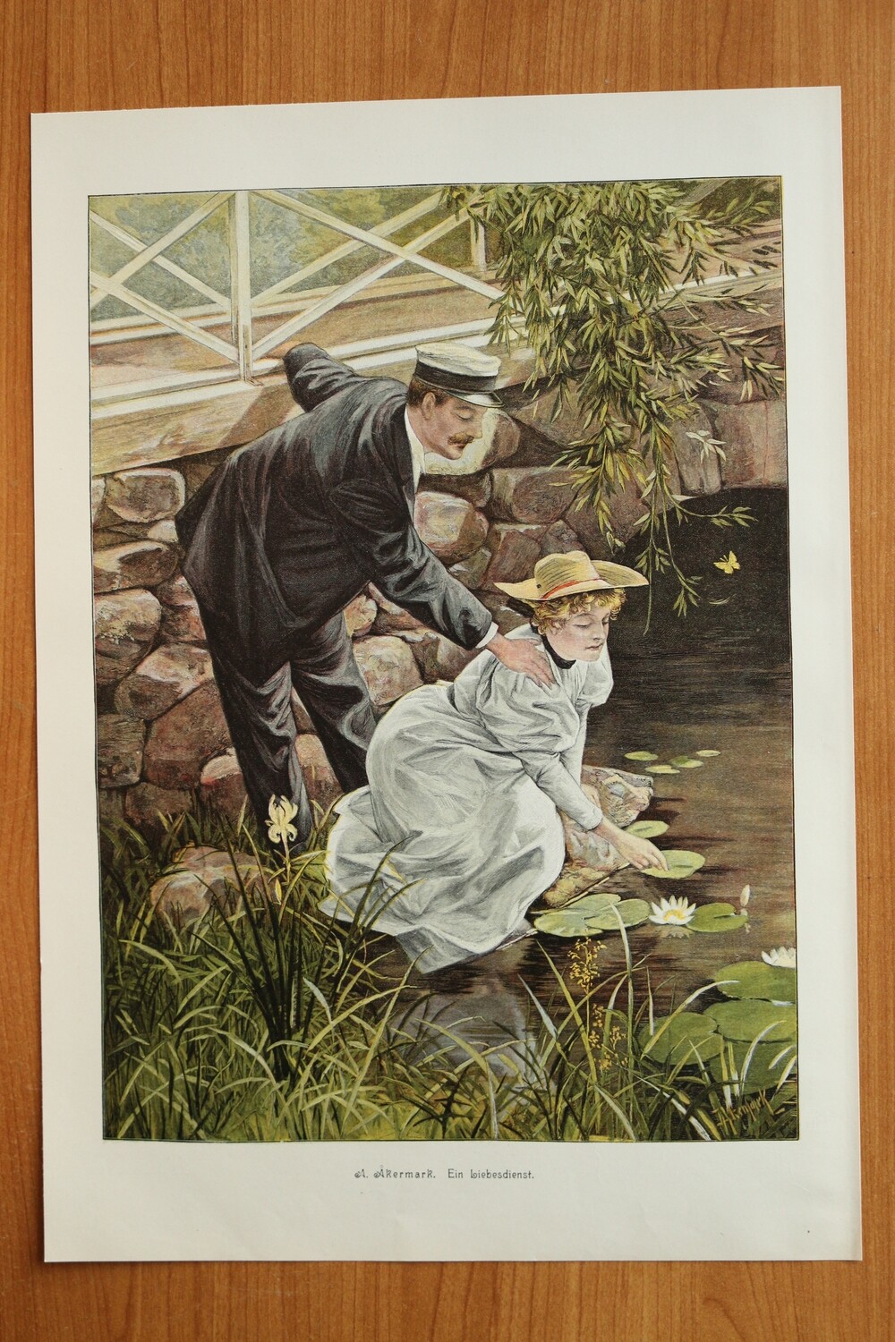 Farb Holzstich nach A Akermark 1890-1910 Ein Liebesdienst Paar Mode Seerosen Liebespaar 27 x 38,5 cm