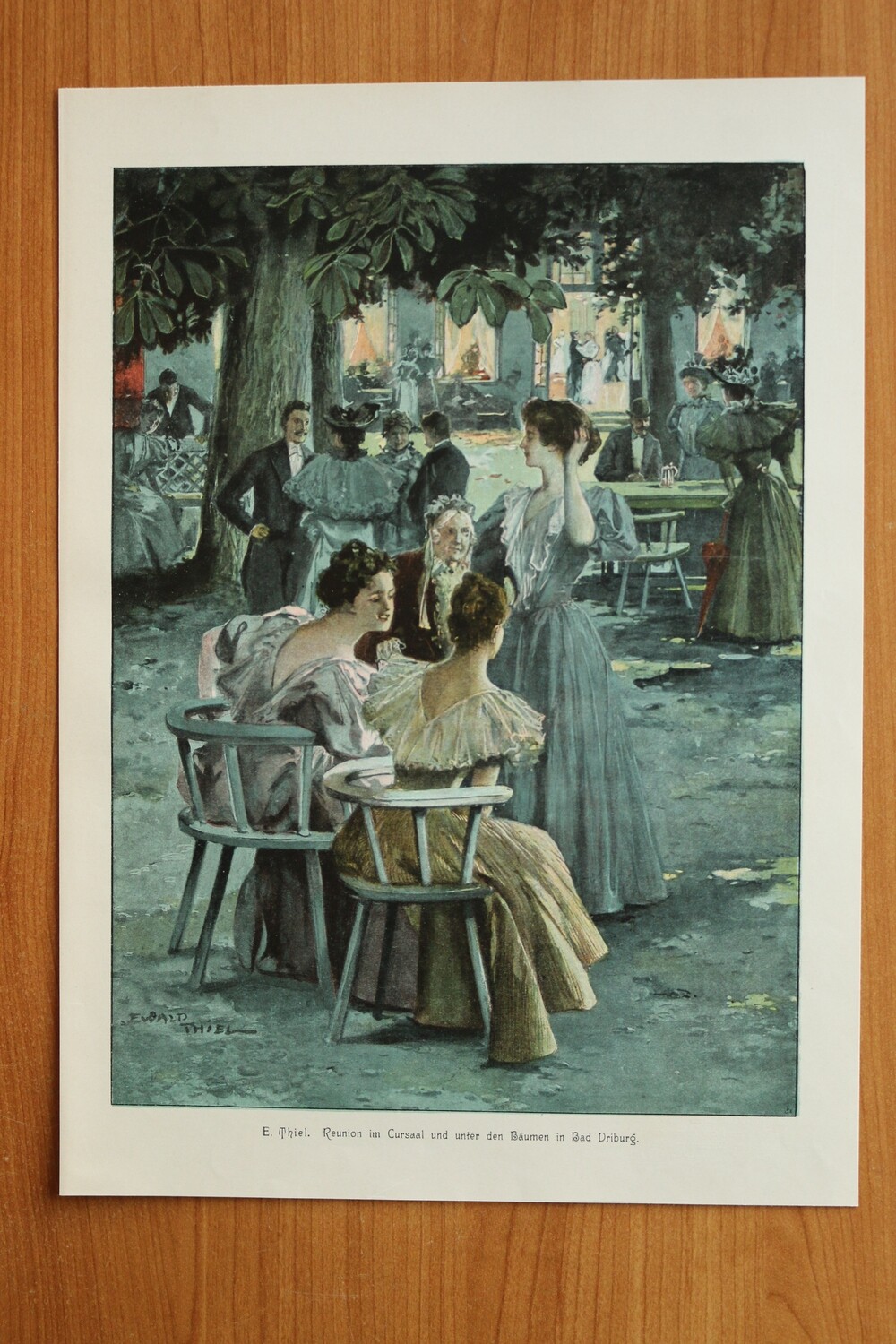 Kunst Druck nach Ewald Thiel 1890-1910 Reunion im Kursaal unter Bäumen in Bad Driburg Frauen Mode 26,5 x 37 cm