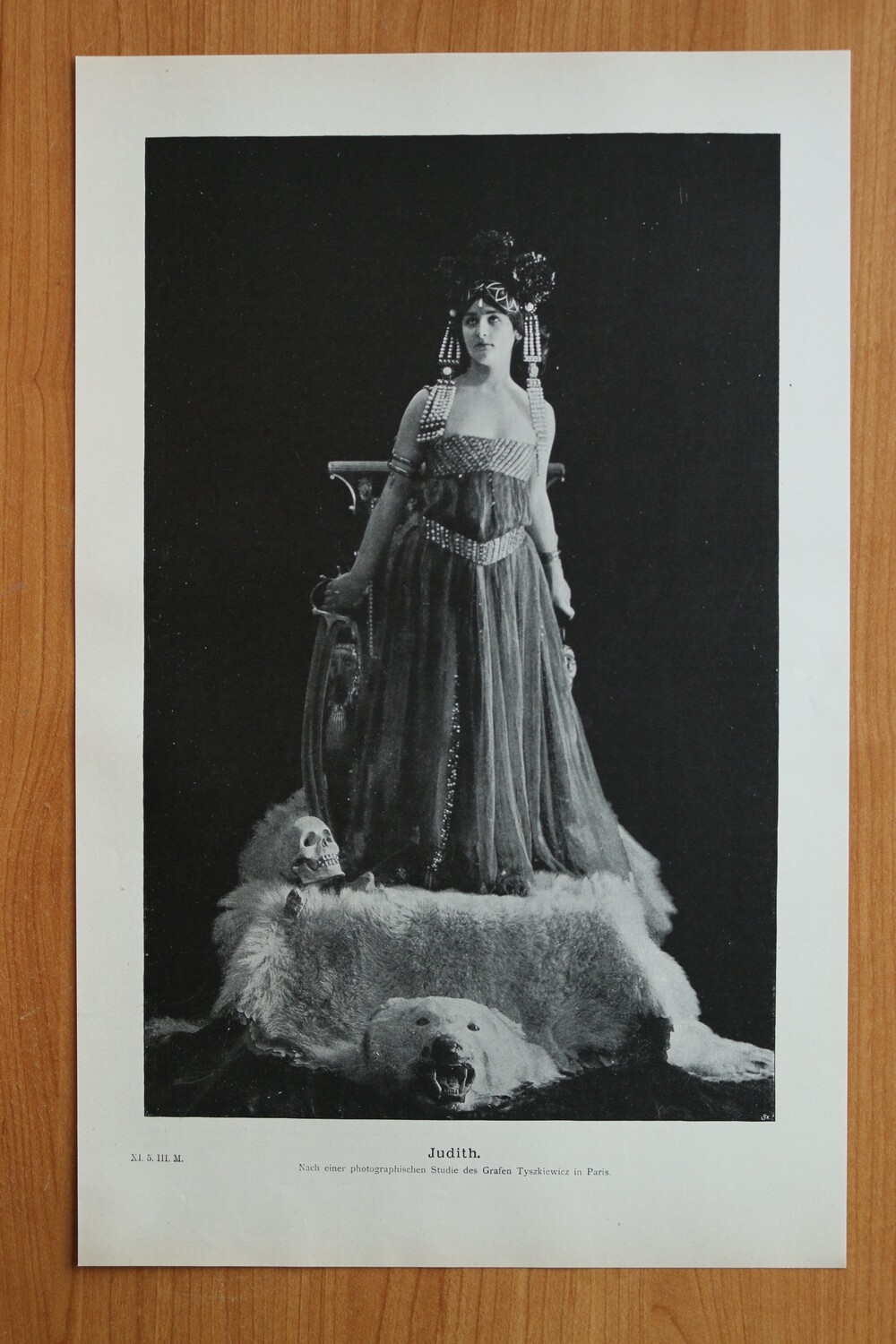 Kunst Druck nach photographischen Studie Graf Tyszkiewicz Paris 1890-1910 Judith Frau Kleid Totenkopf Eisbär Fell 25 x 39,5 cm