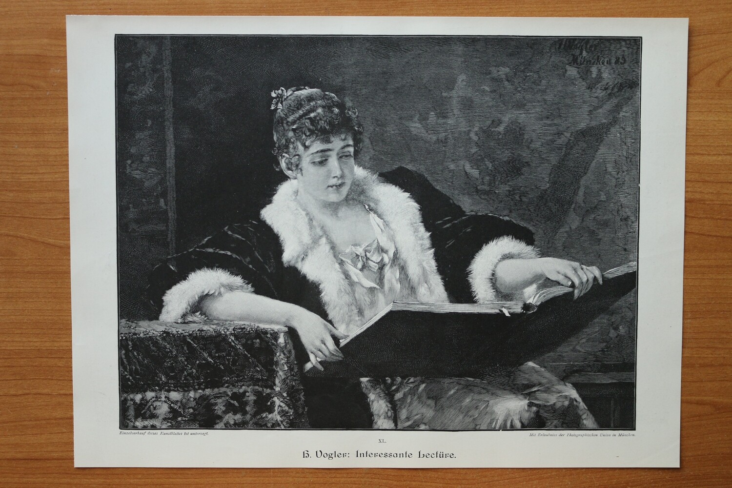 Holzstich nach H Vogler 1890-1910 Interessante Lektüre Frau und Buch Mode 36,5 x 27 cm