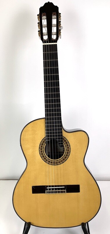 Estevé Requinto 6.ELEC - Solid Spruce Top Cutaway Model Requinto - Solid Indian Rosewood Back/Sides - Fishman Electronics - Handcrafted in Valencia, Spain