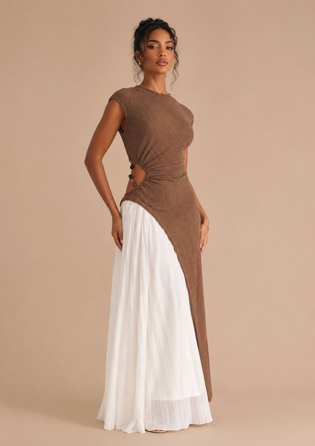 MOCHA PLEATS – ROBE LONGUE MARRON &amp; BLANCHE