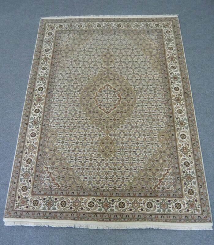 Fine Indian Rug (Silk Highlights) Fine Indian Rug (Silk Highlights)