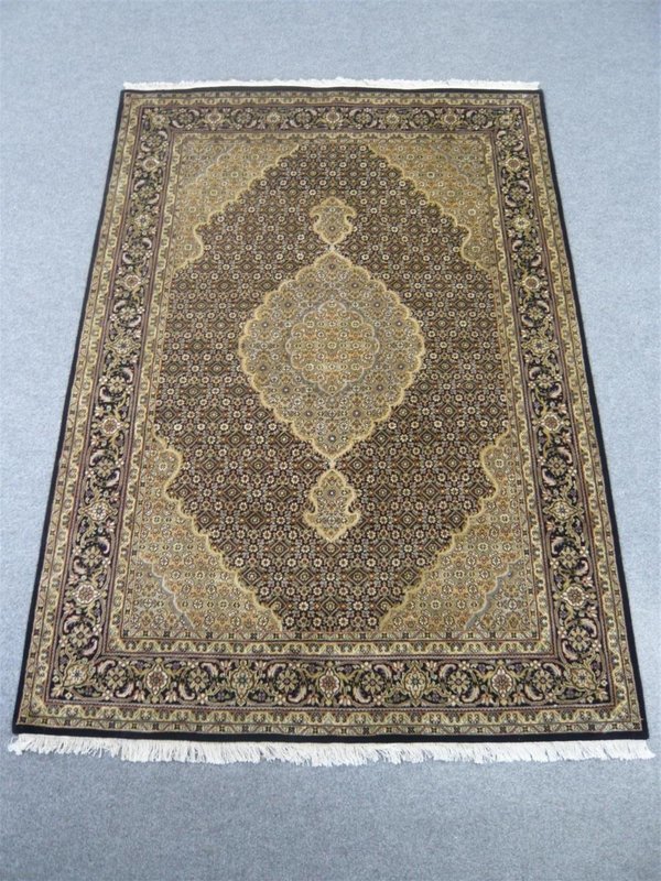 Fine Indian Rug (Silk Highlights) Fine Indian Rug (Silk Highlights)