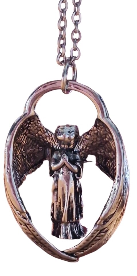 Engeltje met ketting - Een Symbool van Hoop en Bescherming.
