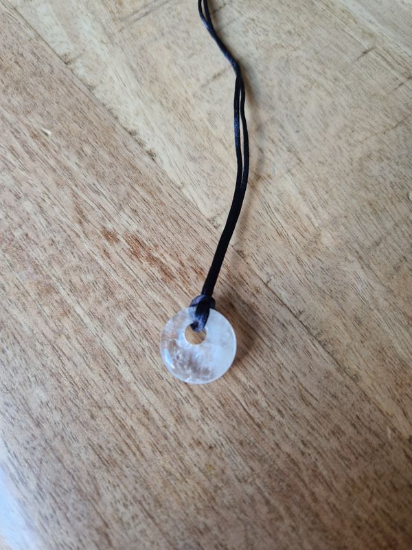 Bergkristal donut met veter ketting.