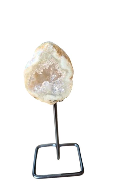 Bergkristal geode op standaard