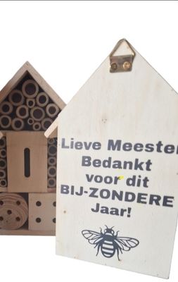 Bijenhotel Bij-zonder jaar Meester. Bijenhotel Bij-zonder jaar Meester.