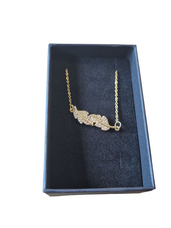 Ketting stainless steel goud kleur met blaadje crystal strass steentjes