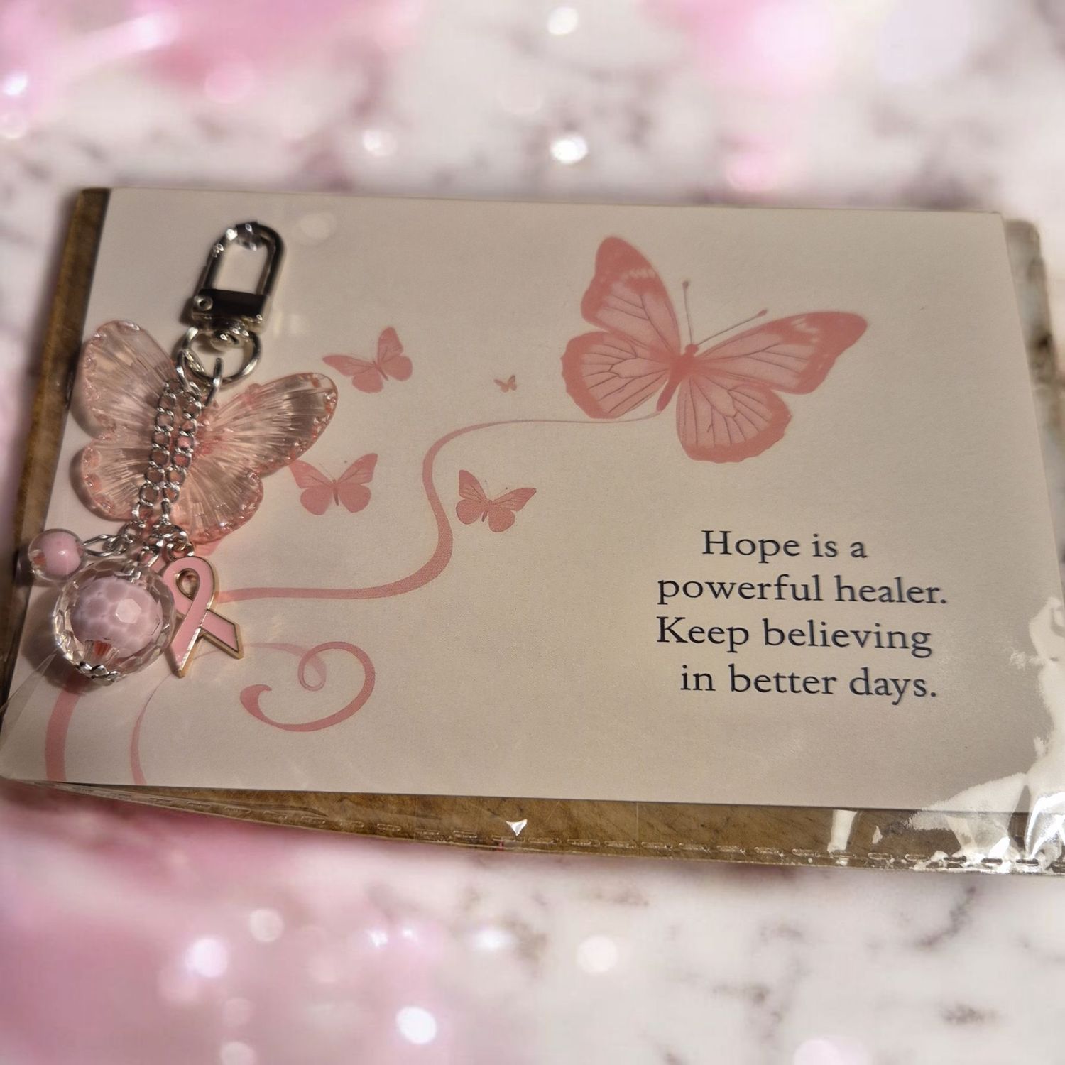 Hope is a powerful healer...kaartje met vlinder hanger. Hope is a powerful healer...kaartje met vlinder hanger.