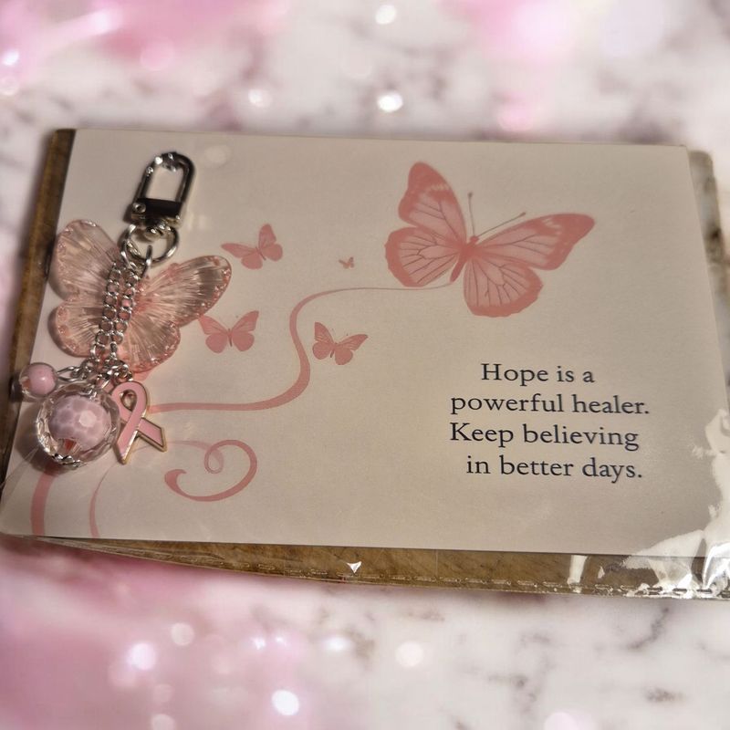 Hope is a powerful healer...kaartje met vlinder hanger. Hope is a powerful healer...kaartje met vlinder hanger.