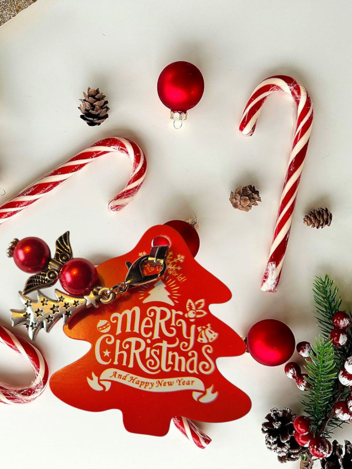 Kerst cadeau label rood - bedeltje. Kerst cadeau label rood - bedeltje.