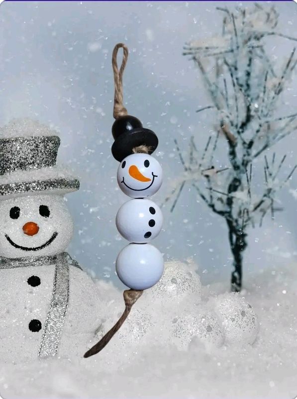 Sneeuwpop hanger. Sneeuwpop hanger.