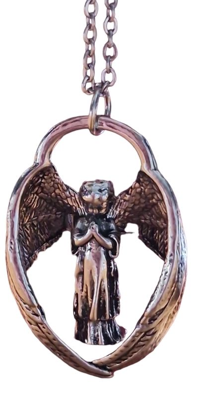 Engeltje met ketting - Een Symbool van Hoop en Bescherming.
