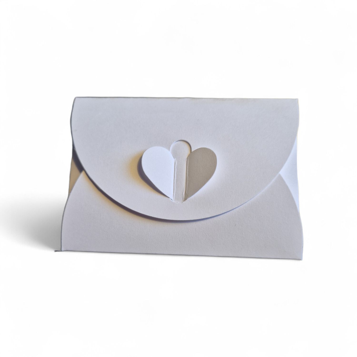 Geef met Liefde: Wit Cadeau envelopje met Hartsluiting Geef met Liefde: Wit Cadeau envelopje met Hartsluiting