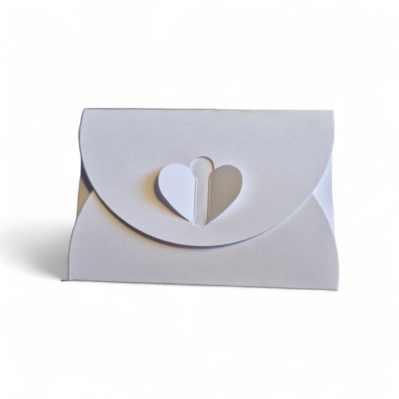 Geef met Liefde: Wit Cadeau envelopje met Hartsluiting