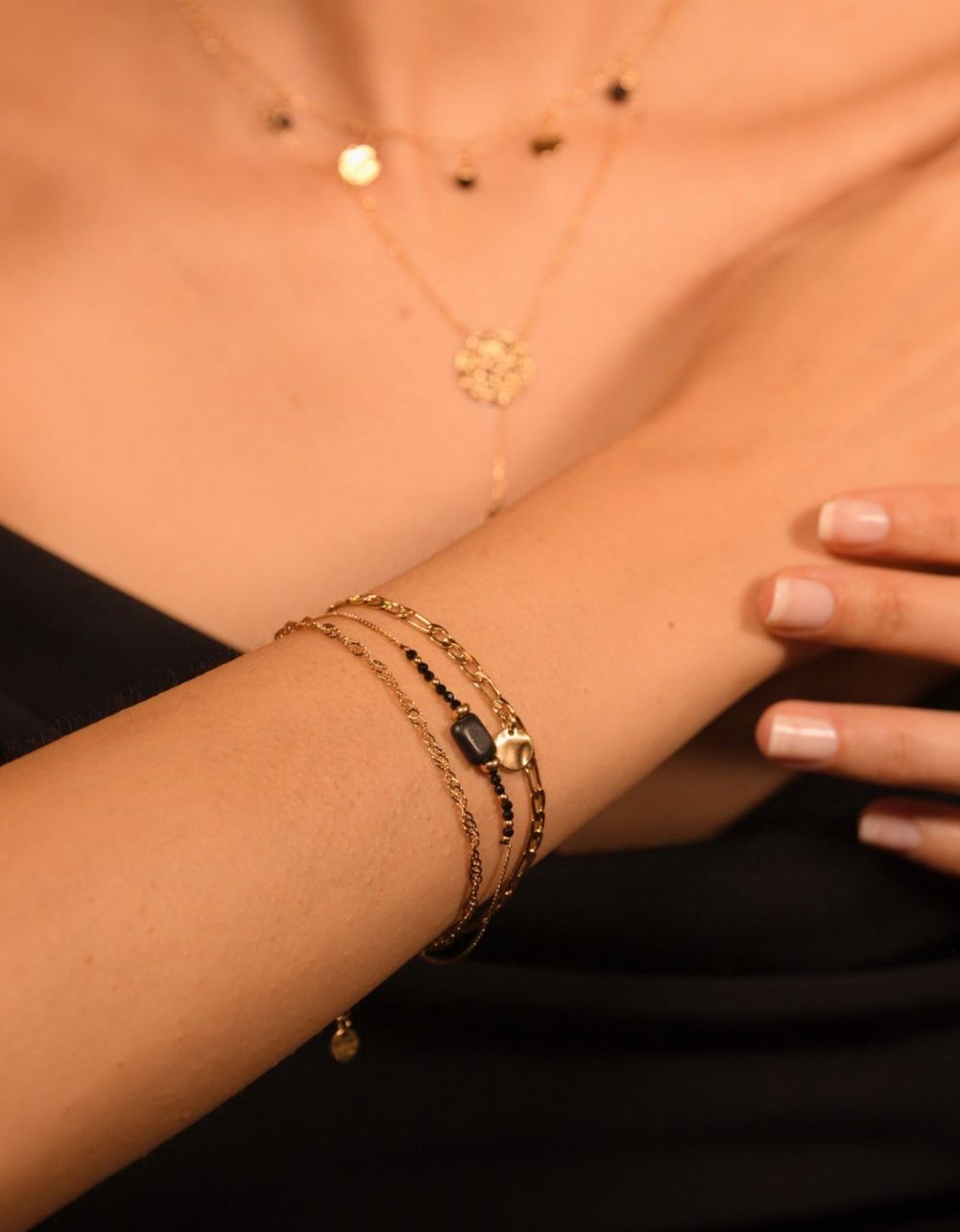 Mehrreihiges Armband mit rechteckigem Stein Anhänger - Weiß