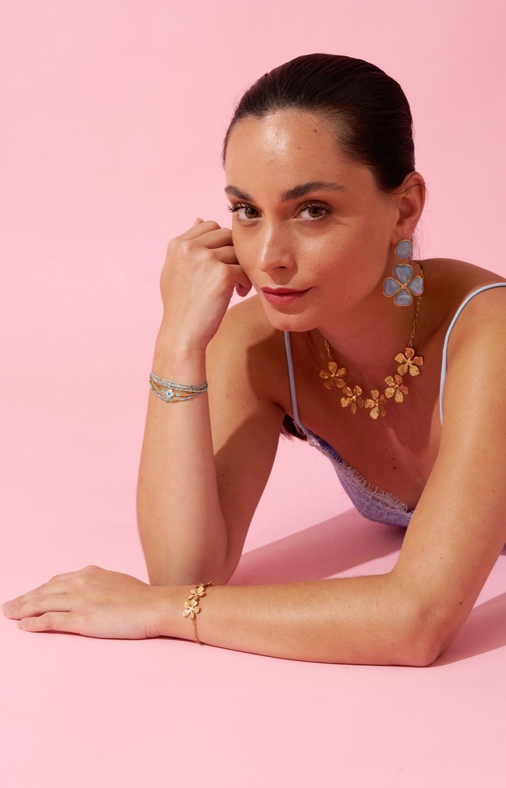 Mehrreihiges Armband mit Kleeblatt-Anhänger, Stoff und Perlen