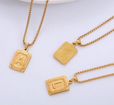 Halskette mit Buchstabenplatte Halskette mit Buchstabenplatte