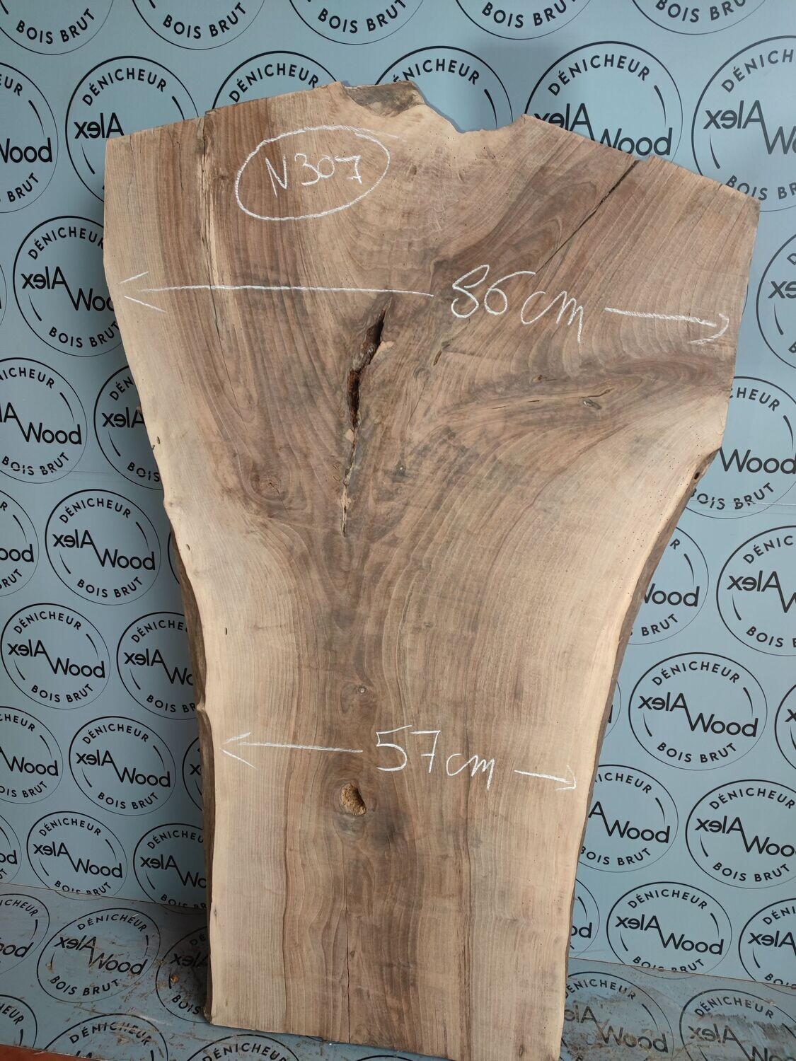 Plateau large et épais de noyer bois brut - N307