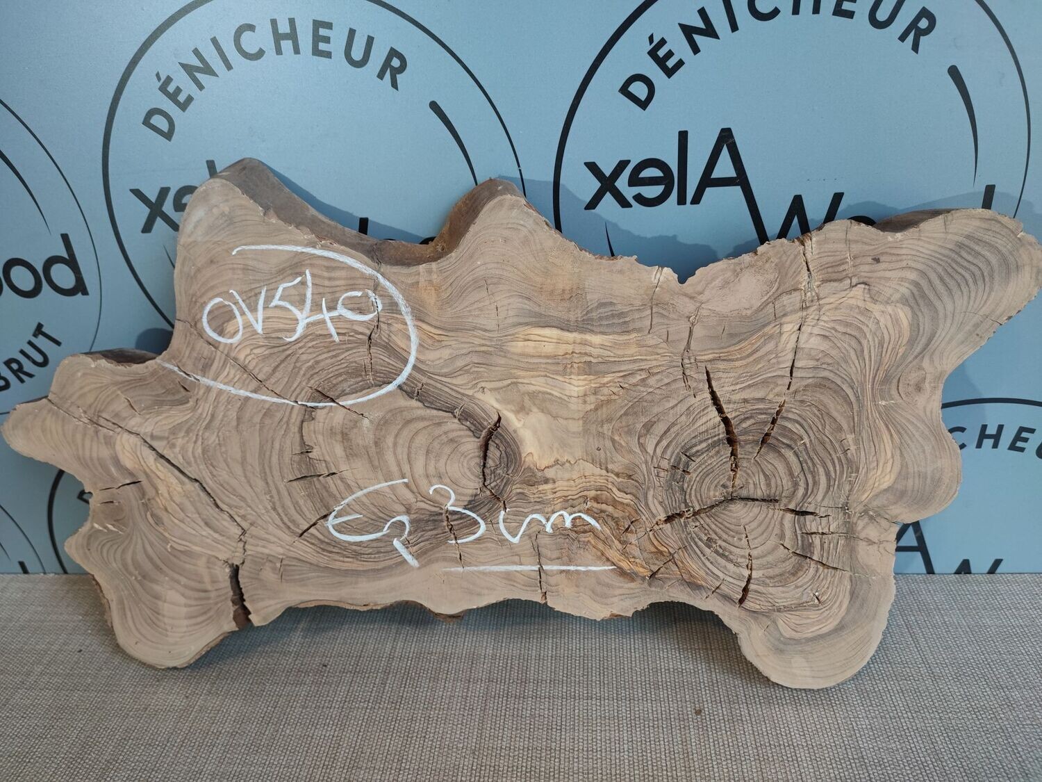 Plateau bois d'olivier idéal planche de présentation