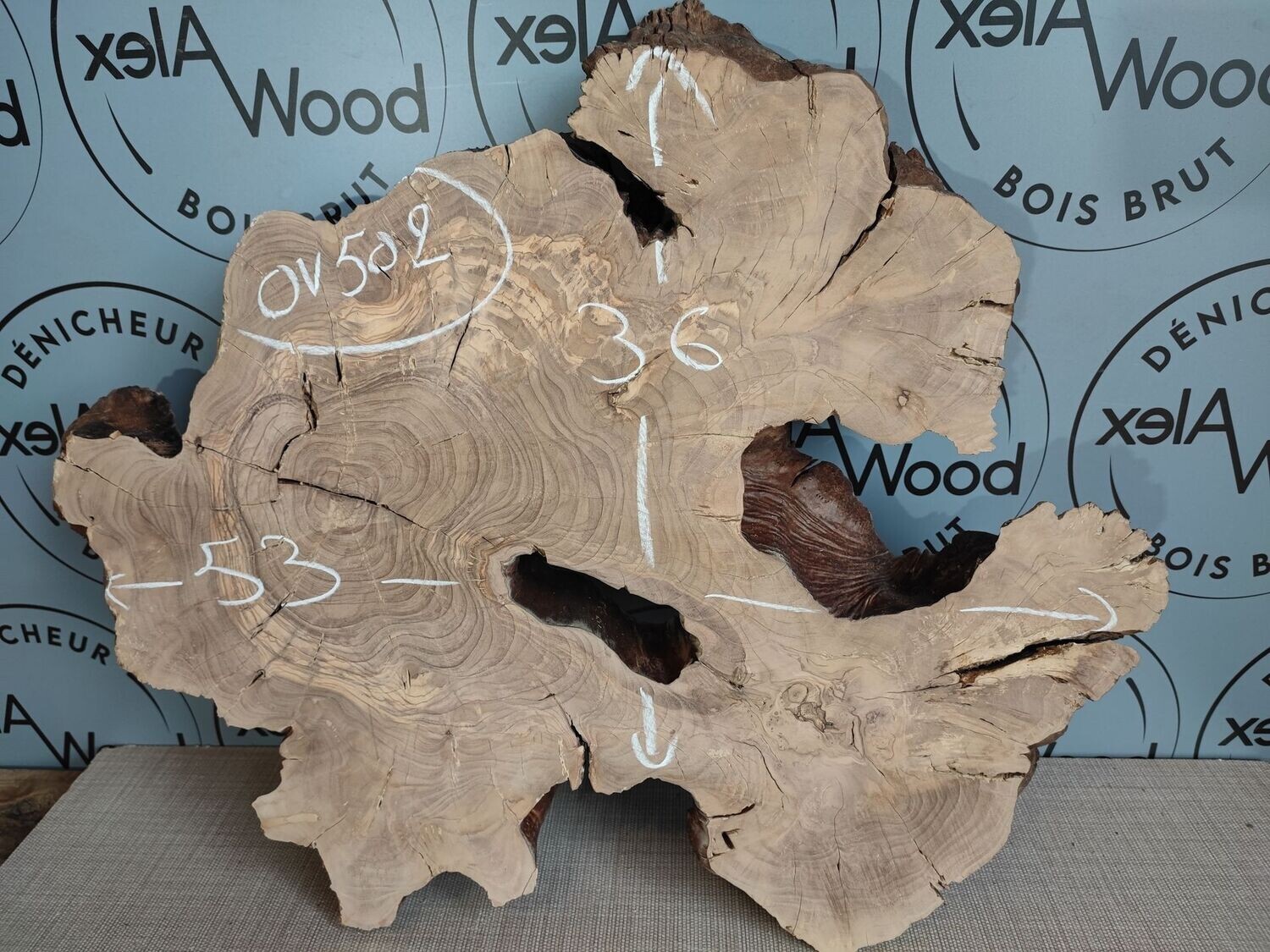 Plateau épais bois d'olivier live edge - OV502