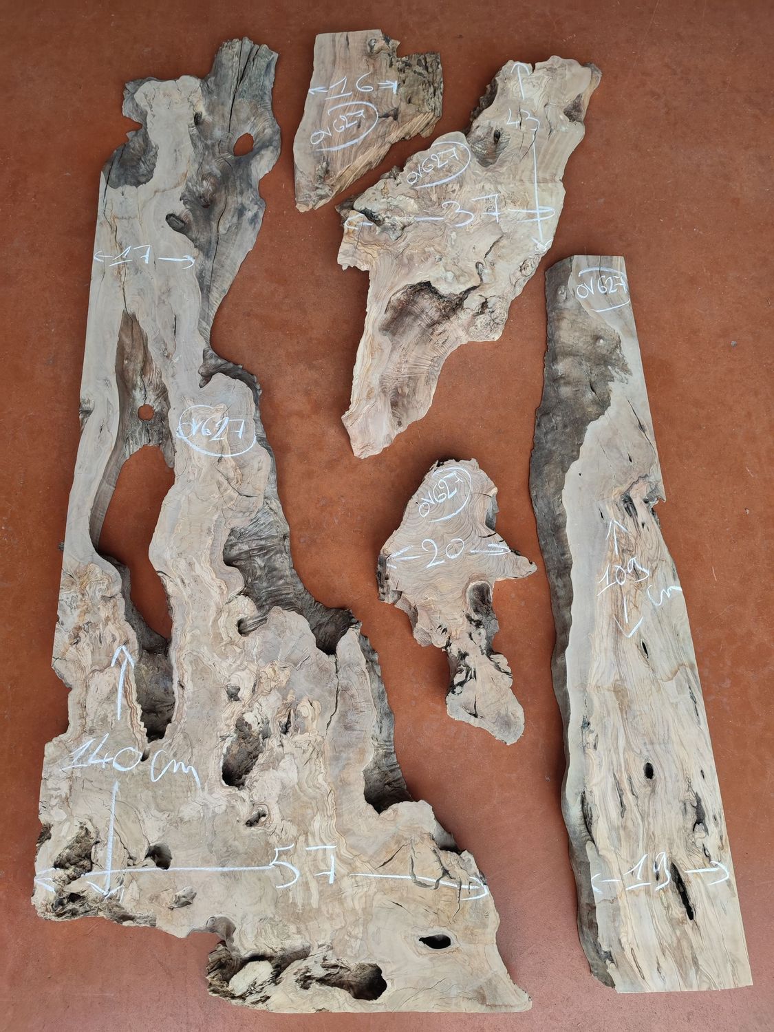 Plateau planche bois d'olivier idéal création bois et résine époxy